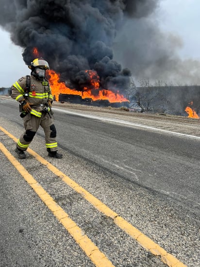 Vuelca y se incendia trailer a la salida de Eagle Pass 