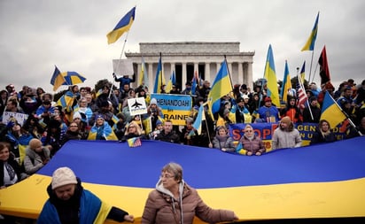 Con banderas y pancartas organizaciones ucranianas en EU hacen llamado a detener la guerra