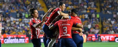 Chivas da un golpe de autoridad y le quita el invicto a Tigres