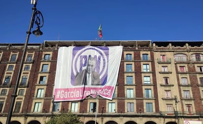 Colocan mega lona de García Luna en el Zócalo previo a marcha, pero ciudadanos en favor del INE la quitan