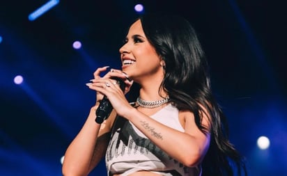 Becky G nos enseña el minivestido floreado ideal para la primavera