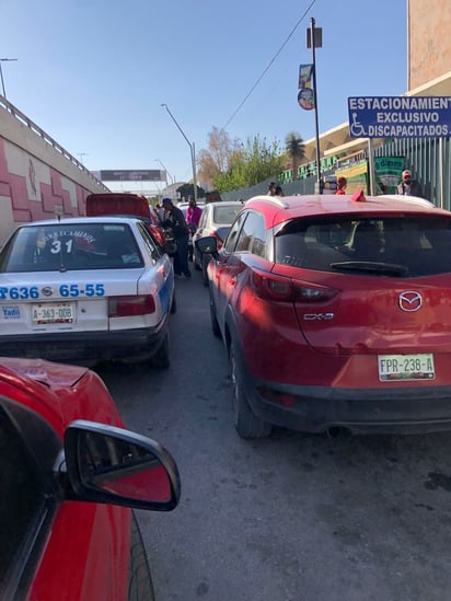 Estacionamiento en doble fila por los pacientes de la Clínica 7 de Monclova 