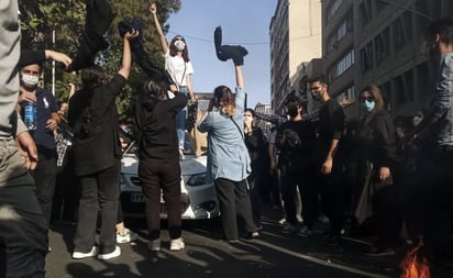 Envenenan a cientos de alumnas de colegios femeninos en Irán para obligarlos a cerrar