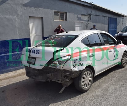 Taxi queda fruncido, luego auto le da por detrás