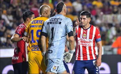 Nahuel Guzmán agrede con un balonazo por la espalda a Víctor Guzmán en el triunfo de Chivas