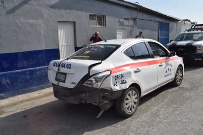 Taxi queda fruncido luego que auto le da por detrás en la Deportivo