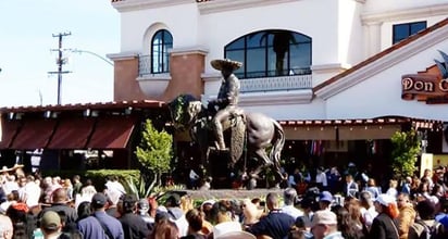 Los Ángeles erige una estatua de 3,7 metros en honor a Vicente Fernández