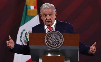 AMLO hace broma de asistentes a marcha en defensa del INE: “Se incrementó el robo de carteras”