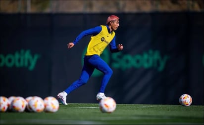 Julián Araujo entrena con el primer equipo del Barcelona bajo las órdenes de Xavi Hernández