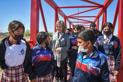 Norma Treviño entrega la construcción del puente peatonal sobre el arroyo el Soldado