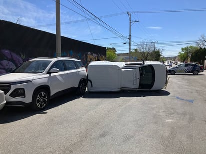 Choque de camionetas termina en volcadura