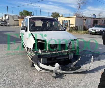 Taxi ignoró alto y provoca fuerte choque en la colonia Tierra y Libertad de Monclova