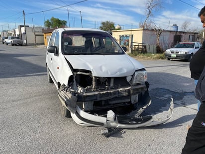 Taxista ignoró alto y provoca fuerte choque en la Tierra y Libertad