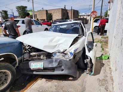 Pasajera de taxi resulta lesionada en choque