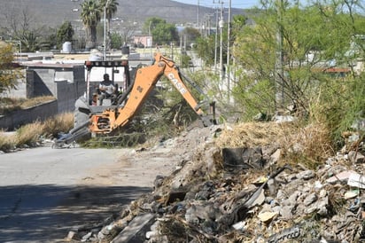 Recuperan área verde que estaba cubierta por maleza y escombro 