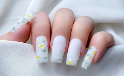 7 diseños de uñas con flores para recibir la primavera