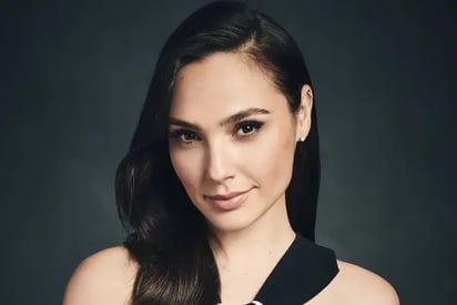 Gal Gadot deja ver su lencería con vestido de encaje con transparencias en París