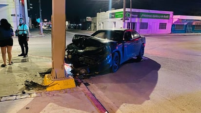 Joven destroza su vehículo al chocar contra semáforo en Piedras Negras 