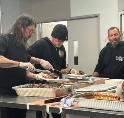 Líder de Foo Fighters, hizo carne asada para 450 personas en situación de calle