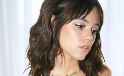 Jenna Ortega impone tendencia con el maquillaje de sombras blancas perfecto