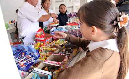 Avanza en Senado reforma para prohibir publicidad y venta de 'chatarra' en escuelas 