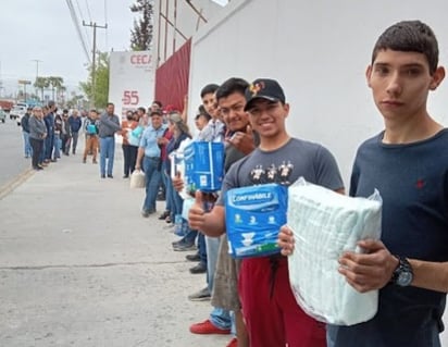 Alumnos del Cecati 9 apoyan con la entrega de pañales para adulto 