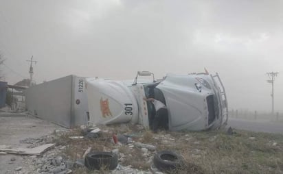 Ráfagas de viento vuelcan tráiler en carretera Acuña – San Carlos   