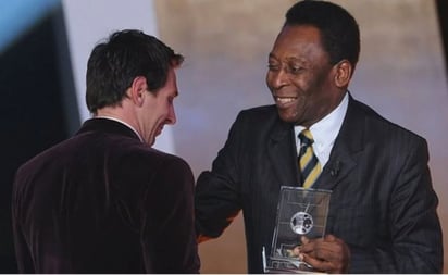 La hija de Pelé reveló que el último deseo de 'O Rei' fue ver a Messi campeón del mundo: En 2011, Pelé le entregó a Lionel Messi su tercer Balón de Oro
