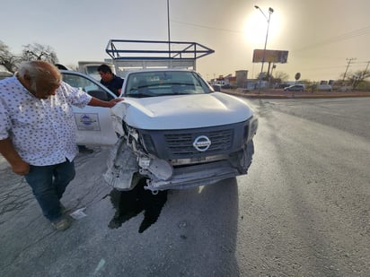 Camión dompe choca contra dos estaquitas 