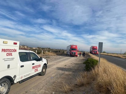 Trailero sufre salida de camino en la carretera Monclova-Sabinas