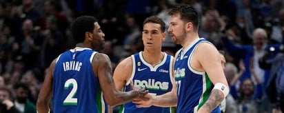 Mavs vencen a Sixers con un Kyrie Irving y Luka Doncic inspirados