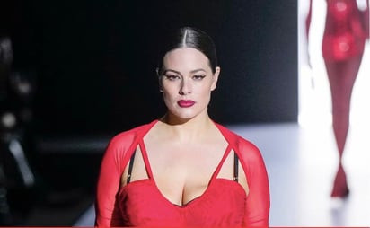 Ashley Graham cautiva con vestido de cuero y transparencias en París: La modelo curvy desfiló durante la Semana de la Moda de París