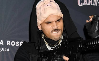 Chris Brown aplica la de Bad Bunny y le avienta el celular a una fan: El cantante aplicó la misma acción que Bad Bunny