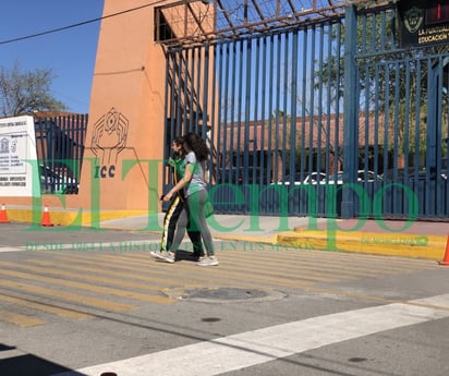 Padres de familia acuden por sus hijos al ICC de Monclova 