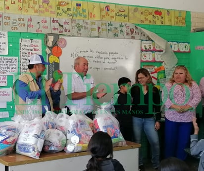 Seguridad Pública entrega donativo a infante en escuela Calixto Muñiz 