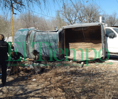 Conductor ignora alto choca y ocasiona volcadura en Castaños