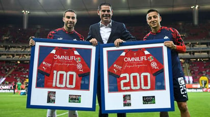 Chivas conmemora 100 y 200 partidos de Mayorga y Alvarado