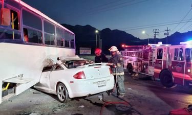 Jóvenes chocan contra un camión de pasajeros en NL; hay un muerto y 3 heridos 