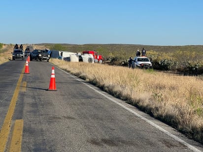 Tráiler sufre volcadura en la carretera Ribereña