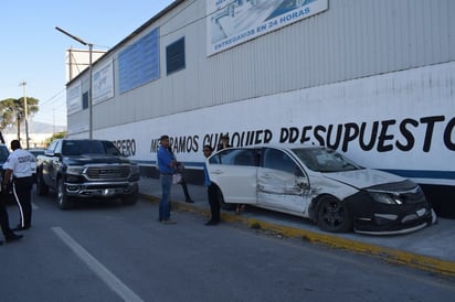 Camioneta impacta auto de chica en los límites de Monclova