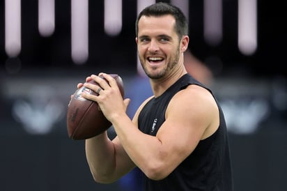 Derek Carr jugará con los New Orleans Saints tras pasar nueve años con los Raiders