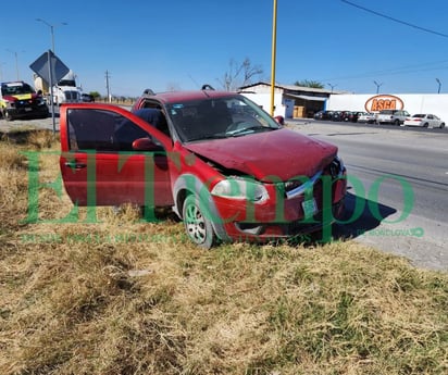 Llantas se desprenden de tráiler e impactan camioneta en la carretera 30