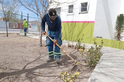 Gobierno municipal mantiene limpias áreas públicas