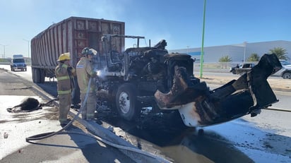 Tracto camión arde en llamas por cortocircuito