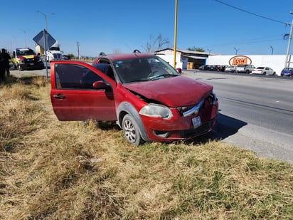 Llantas se desprenden de tráiler e impactan camioneta