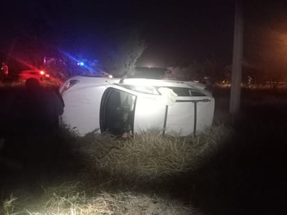 Auto vuelca sobre el CSG; conductora quedó lesionada