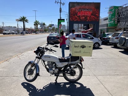 Repartidor de comida queda herido en choque