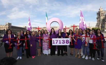 Mujeres panistas protestan frente a Palacio; acusan violencia feminista de AMLO