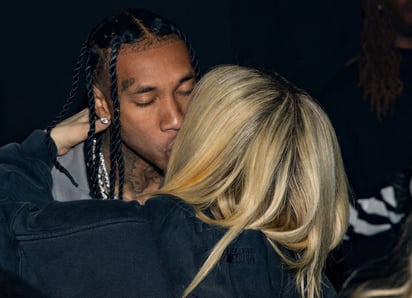 Avril Lavigne confirma su romance con el rapero Tyga con un beso