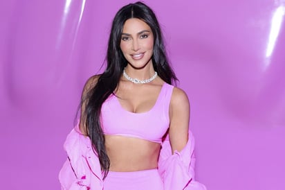 Kim Kardashian remarca sus “curvas de infarto” con vestido negro en museo de LA